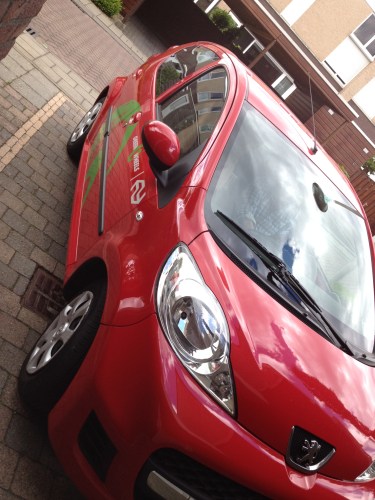 En weg zijn ze weer...in hun milieubewuste greenwheels autotje