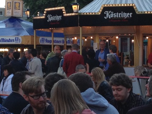 Hé, die man met dat rode jasje? is dat niet..? Jaaaa Marcel Mahr, wereldberoemd in Kerkrade en omstreken.