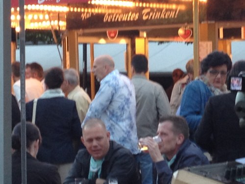 en daar...is dat niet?....Jaap Stam?.. gewoon bij ons op de Markt. Duidelijk incognito