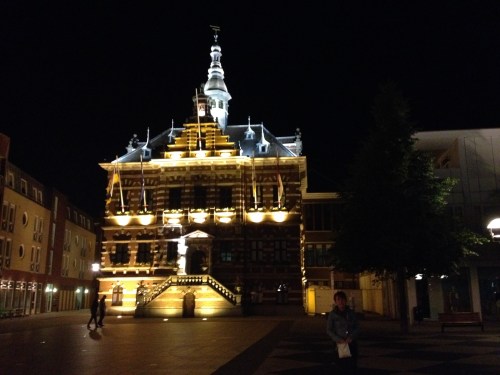 Een fijne avond afsluiten met een sfeerfoto van het oude stadhuis