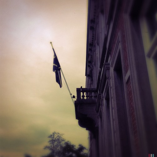 Ze hangen de vlag uit...geen idee waarom.