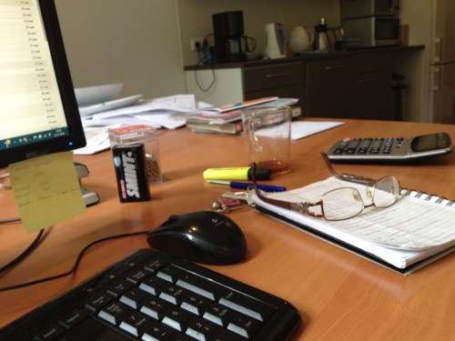 Het bureau lijkt aardig leeg vandaag. Het werk is digitaal vandaag