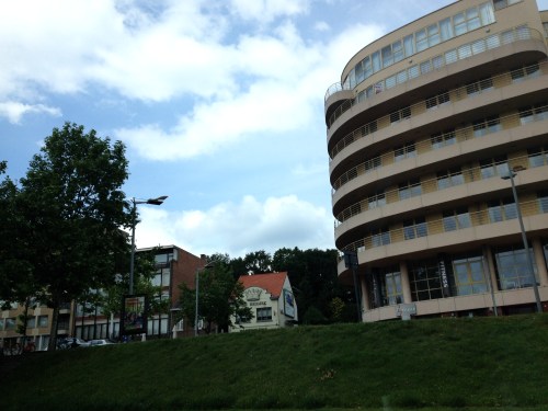 Snel weg uit deze lelijke stad. Nooit meer Genk dus.