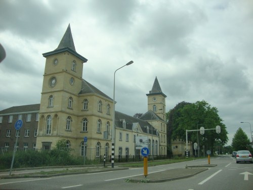 We moeten eerst een andere richting uit en omzeilen een kilometerslange file (denken we)