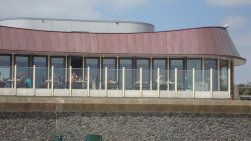 Coen wacht geduldig af.