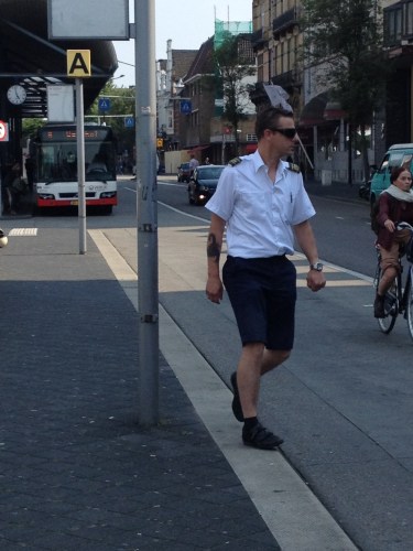 Tijd om naar huis te gaan. Ik ben dol op de chauffeurs van De Lijn. Die Belgen passen hun kleding aan zodra de zon tevoorschijn komt. Zie ik ze hier nog niet doen.