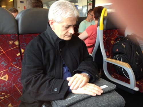 Alleen de bovenste knopen van zijn veel te warme jas zaten dicht en hij snurkte dat het een lieve lust was.