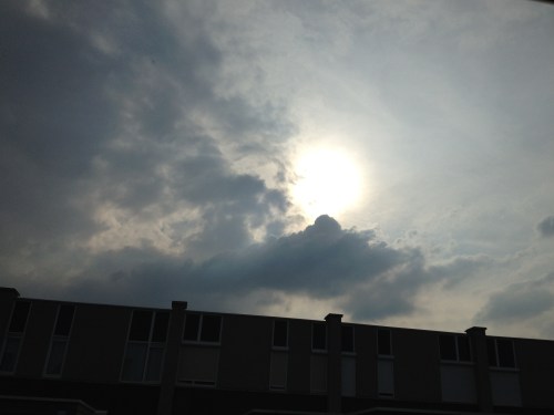 De zon gaat weer in de verstop modus.