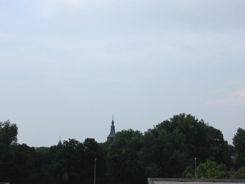 Ook zonder zon blijft de toren fier overeind. Dag dag, tot morgen