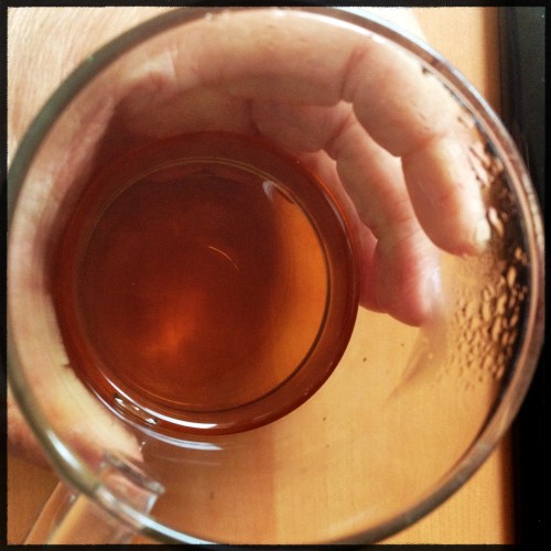 Warme thee en koude handen.