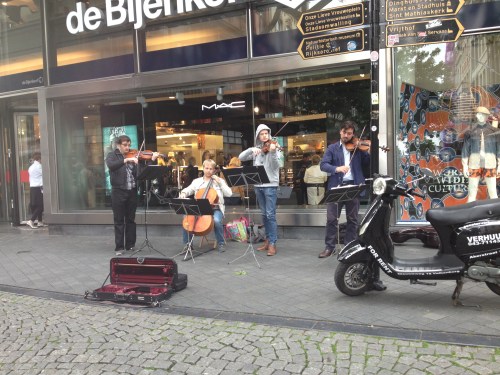 Rondje stad, benen strekken en opwarmen.