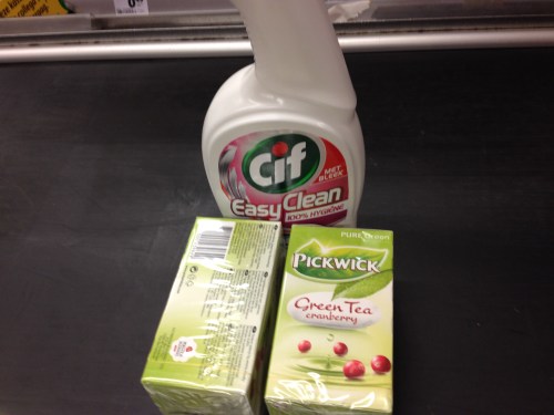 Groene thee met een smaakje en schoonmaakmiddel voor de theepot.