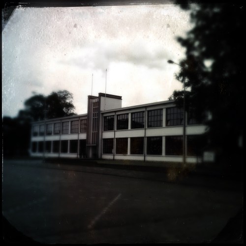 De oude LTS, nu verdeeld in appartementen en een kinderdagverblijf.