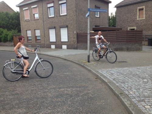 Ik ga met Annie en John naar het Pinkpop terrein. 