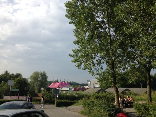 Kijk daar, bij die tent daar gaat het gebeuren.