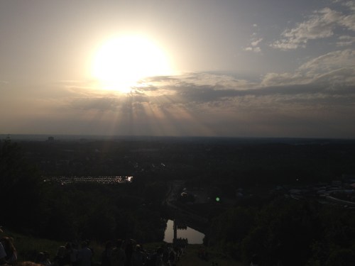 De trappen raken aardig vol.