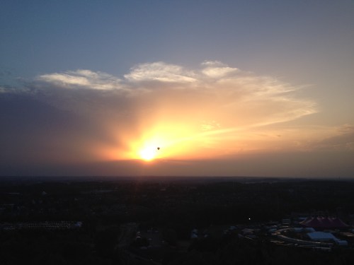 Langzaam verdwijnt de zon.