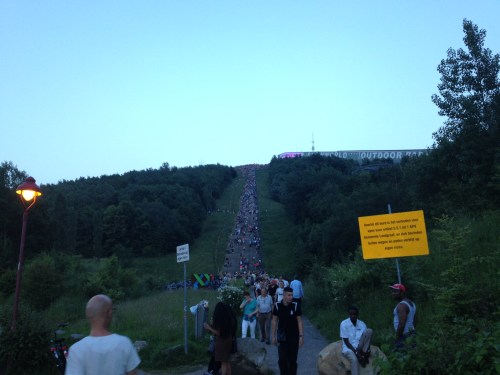 Via de sluiproute dalen we de berg weer af, want de muziek is boven haast niet te horen.