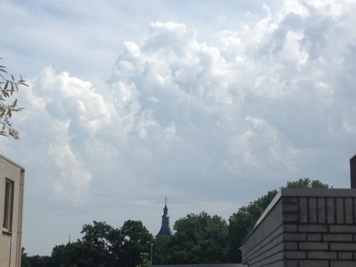 De toren wordt door watten ingepakt