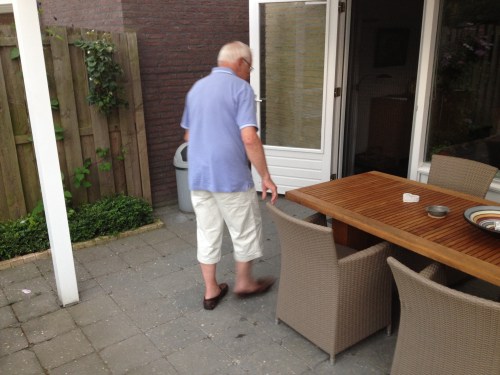 De man maak dat íe naar binnen komt