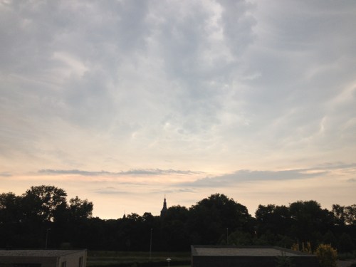 De toren lijkt te doen alsof er niets aan de hand is.