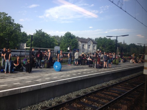 Reis met hindernissen. In verband met de grote hoeveelheid Pinkpop gangers rijdt onze trein niet verder dan Landgraaf. Allemaal overstappen dus...en dan in Heerlen weer. 