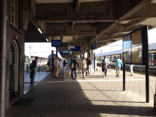 Ook de reizigers in Maastricht hebben last van de Pinkpop gangers. De omroeper heeft het er maar druk mee.