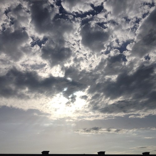 Aan de voorkant spelen wolken en zon weer om de eer. Ik zoek de koelte op. Dag dag, tot morgen!