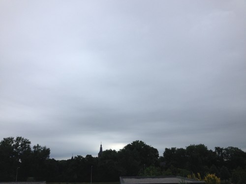 er gloort een klein beetje licht aan de horizon