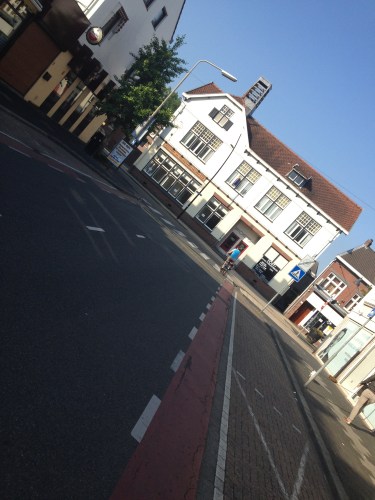 Haasten op de fiets. Ik snijd hier en daar een bocht af.