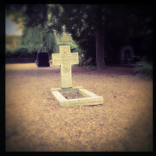 Nog steeds geen teken van ruiming. Ik zet er echt weer bloemen op.