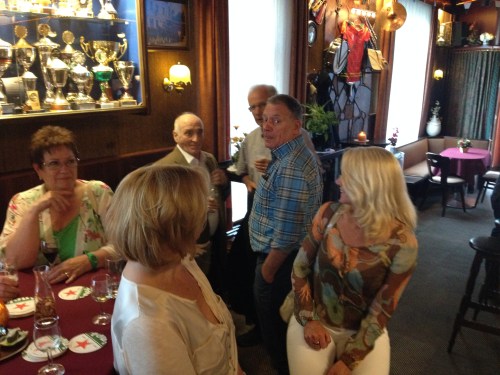 Kennismaken met 't Jüpje. De man die ons elke dag op faceboek begroet met een gedicht in het dialect. Koesteren moet je zo iemand.