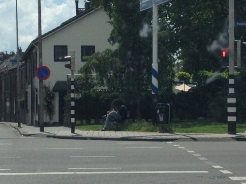 Er zwerven allerlei vreemde figuren door het dorp