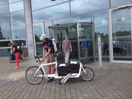 Tijd voor een frisse neus, Kekke fietskoeriers hier in Maastricht met een volle bak.