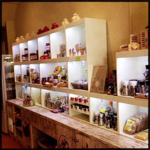 Griekse kruiden specerijen en specialiteiten. Een fijne zaak en een hele vriendelijke Griek die ons alles wel wil laten ruiken.