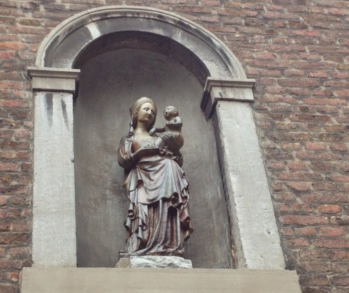 Ave Maria, in een bijna niet bekende doorgang kom je dit pareltje tegen.