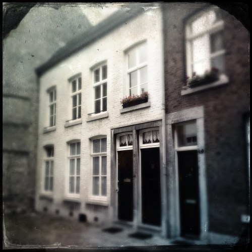 Prachtige oude huisjes die weggedoken in achteraf straatjes de jaren rustig aan zich voorbij laten gaan.