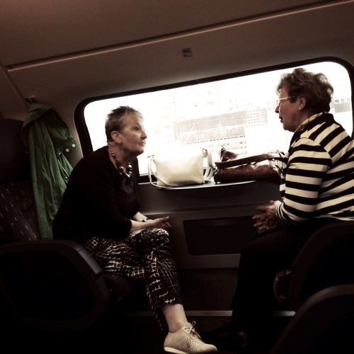 Ha, eindelijk. Deze dames hebben plezier voor twee. 