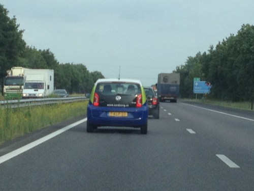 en dan dan deze aso, die ons eerst met hoge snelheid links inhaalt, daarna snijdt om ons vervolgens bijna te rammen omdat ik een foto van hem maakte. www.thuiszorg.nl...deze man zou ik dus nooit in mijn huis willen hebben