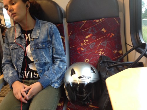 Kijk die helm eens lekker zitten.