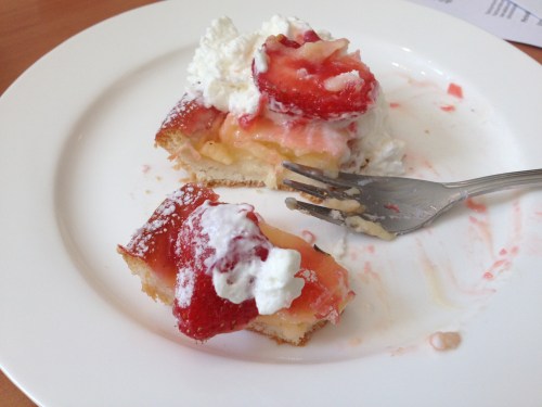 Terug naar kantoor met verse aardbeienvlaai. Ik kon me weer niet inhouden..