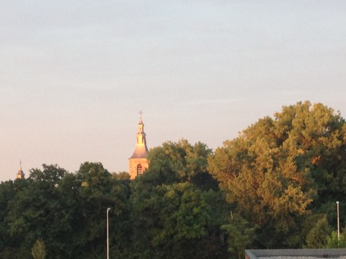 Zelfs de toren heeft de juiste kleur. Dag dag, tot morgen.