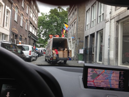 Op weg naar Duitsland strand ik al in de eerste straat. "Zeg, heb je nog lang  nodig?"