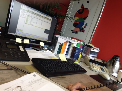Het bureau van de "Steuerberater" ligt nog voller dan dat van mij.