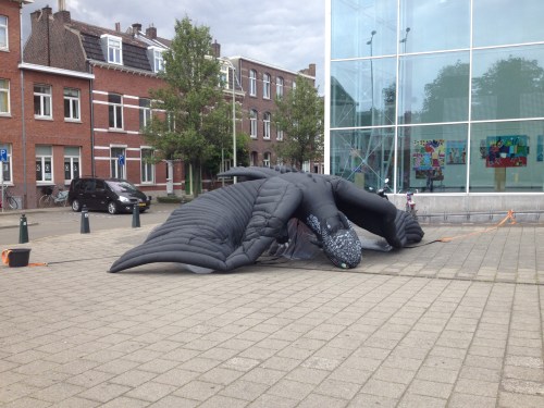 Oh hemel, hij is van het dak gevallen.