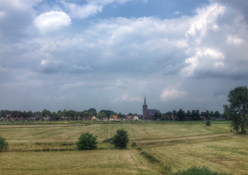 Dorpjes met toren in de verte.