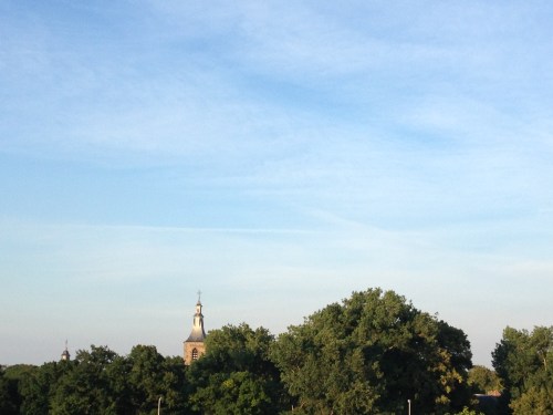 De toren houdt zich kranig staande tussen al dat oranje geweld. Dag dag, tot morgen!