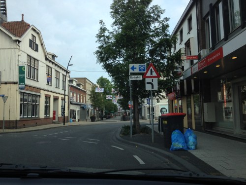 Ik begin Kerkrade op dit uur steeds meer op prijs te stellen. Wat we later op de dag allemaal zien op onze wegen is echt niet normaal