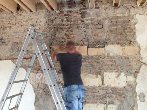 Op weg naar Saveurs nemen we even een kijkje in een historisch pand. Zo maken ze mergelsteen schoon.