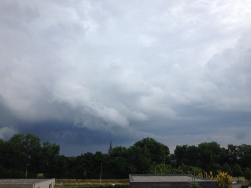 Zelfs de toren wordt geraakt. Dag dag, tot morgen.